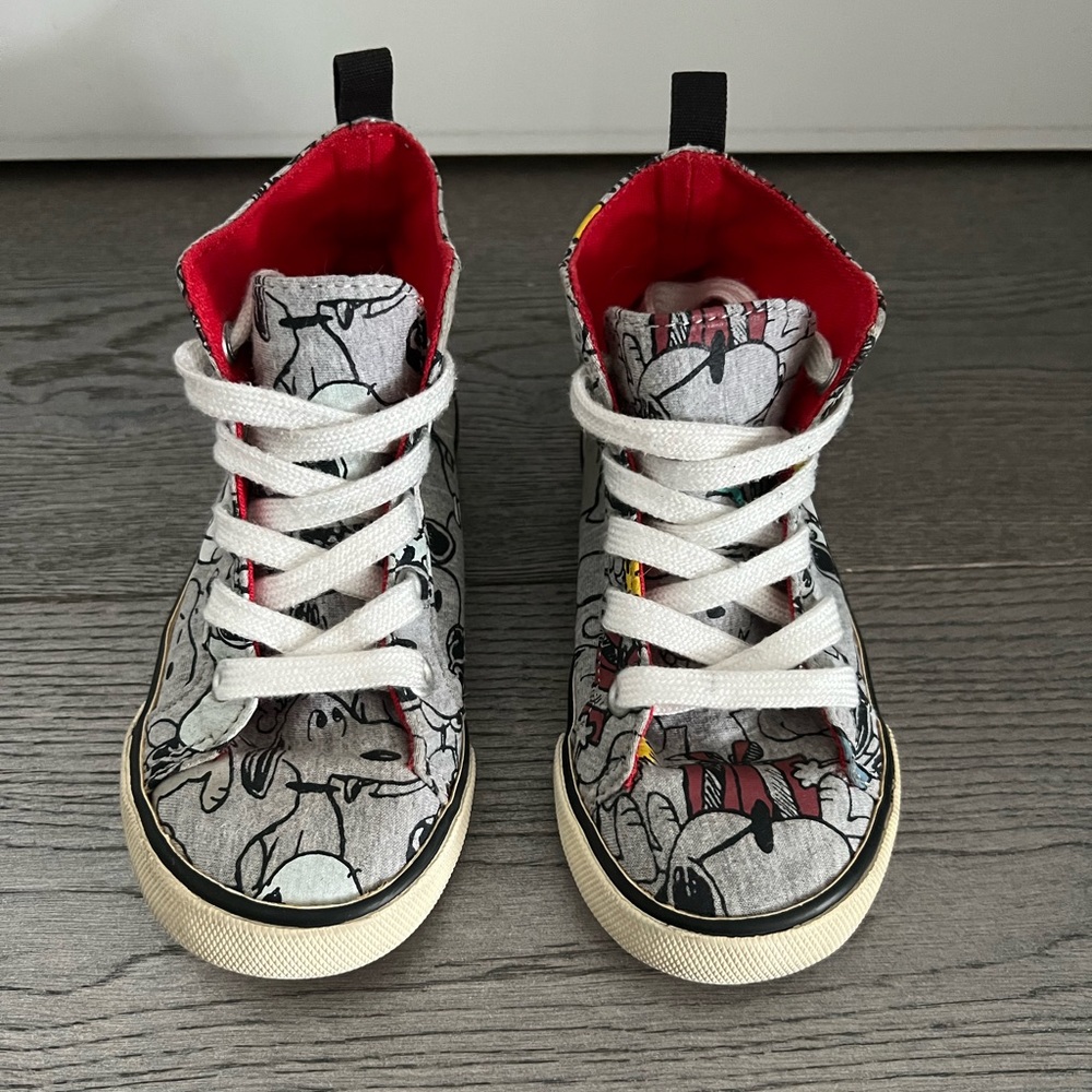 GUC Gap x Peanuts Kids Shoes Size 8
